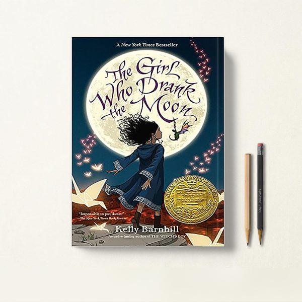 کتاب The Girl Who Drank the Moon دختری که ماه را نوشید زبان اصلی